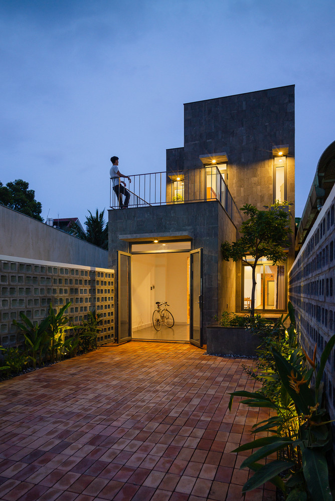 Kiến trúc sư sử dụng đá tự nhiên, khối bê tông và gạch thô để làm mặt tiền tạo sự đơn giản và gần gũi, không bị quá nổi bật so với những ngôi nhà xung quanh. Kiến trúc sư sử dụng đá tự nhiên, khối bê tông và gạch thô để làm mặt tiền tạo sự đơn giản và gần gũi, không bị quá nổi bật so với những ngôi nhà xung quanh.