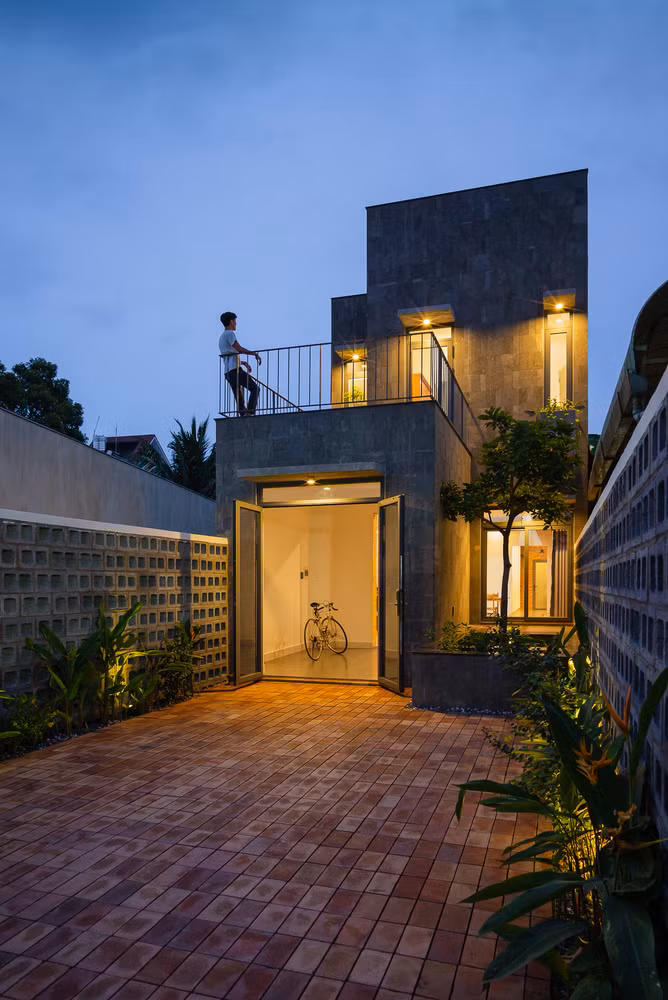 Kiến trúc sư sử dụng đá tự nhiên, khối bê tông và gạch thô để làm mặt tiền tạo sự đơn giản và gần gũi, không bị quá nổi bật so với những ngôi nhà xung quanh. Kiến trúc sư sử dụng đá tự nhiên, khối bê tông và gạch thô để làm mặt tiền tạo sự đơn giản và gần gũi, không bị quá nổi bật so với những ngôi nhà xung quanh.