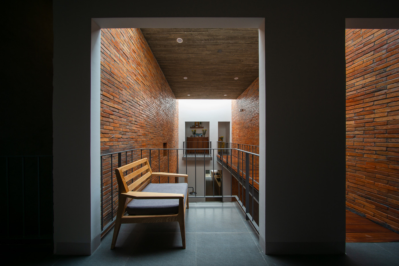 Kiến trúc sư bố trí bàn thờ ở ban công hướng ra phía trước nhà nên khi vào nhà mọi người có thể dễ dàng nhìn thấy bàn thờ trên ban công tầng 2. Kiến trúc sư bố trí bàn thờ ở ban công hướng ra phía trước nhà nên khi vào nhà mọi người có thể dễ dàng nhìn thấy bàn thờ trên ban công tầng 2.