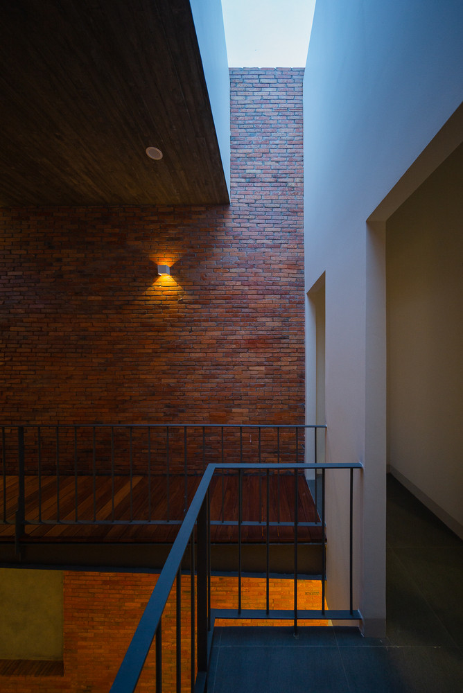 Các kiến trúc sư thiết kế hai ban công trong hai khu vực trong nhà vươn ra khoảng trống lớn để mọi người có thể dễ dàng kết nối và tận hưởng không gian thoáng mát. Các kiến trúc sư thiết kế hai ban công trong hai khu vực trong nhà vươn ra khoảng trống lớn để mọi người có thể dễ dàng kết nối và tận hưởng không gian thoáng mát.