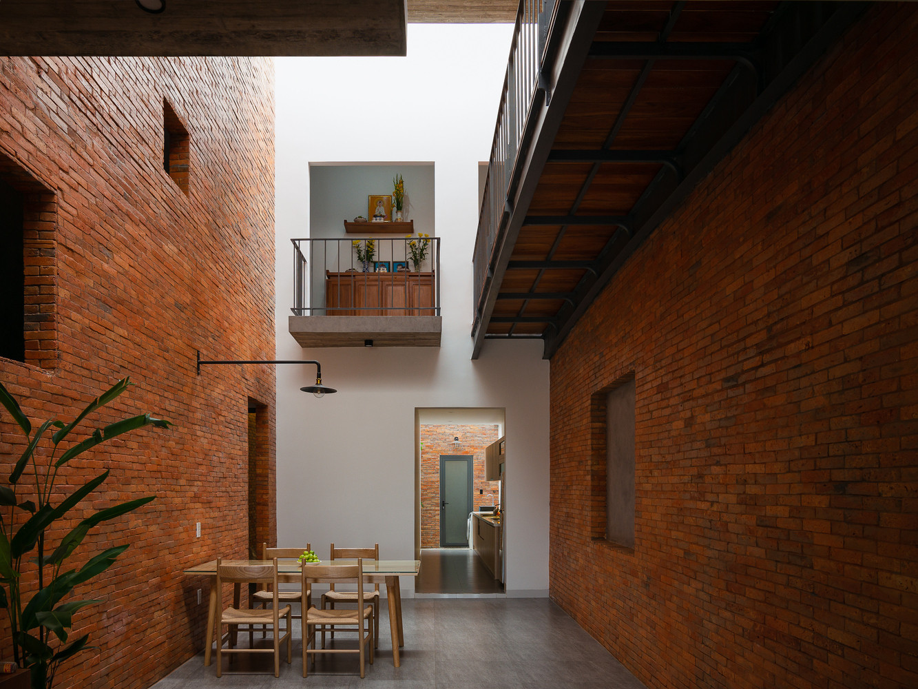 Yêu cầu của gia chủ là kết nối mọi người trong nhà với khu vực bàn thờ vì họ luôn muốn thể hiện sự tôn kính với ông bà, tổ tiên. Yêu cầu của gia chủ là kết nối mọi người trong nhà với khu vực bàn thờ vì họ luôn muốn thể hiện sự tôn kính với ông bà, tổ tiên.