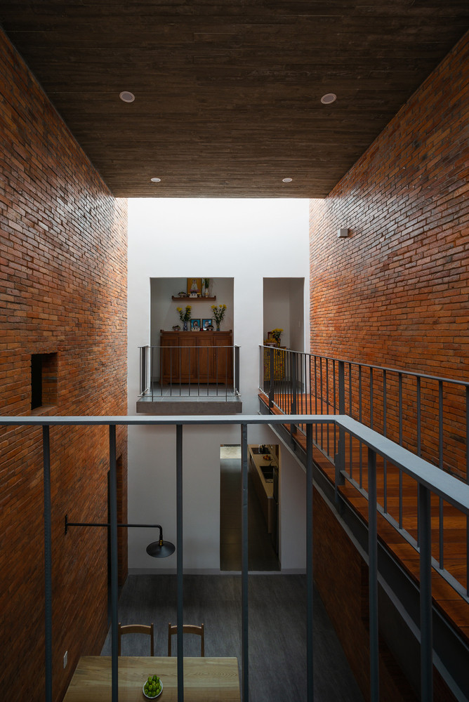 Các kiến trúc sư thiết kế hai ban công trong hai khu vực trong nhà vươn ra khoảng trống lớn để mọi người có thể dễ dàng kết nối và tận hưởng không gian thoáng mát. Các kiến trúc sư thiết kế hai ban công trong hai khu vực trong nhà vươn ra khoảng trống lớn để mọi người có thể dễ dàng kết nối và tận hưởng không gian thoáng mát.