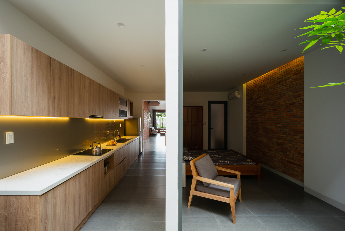 Nhờ hai giếng trời mà người sống trong nhà có thể cảm nhận được thời gian trong ngày, cảm nhận được buổi bình minh với những tia nắng sớm, buổi hoàng hôn với nắng chiều, buổi tối với trăng sao và cả những cơn mưa. Nhờ hai giếng trời mà người sống trong nhà có thể cảm nhận được thời gian trong ngày, cảm nhận được buổi bình minh với những tia nắng sớm, buổi hoàng hôn với nắng chiều, buổi tối với trăng sao và cả những cơn mưa.