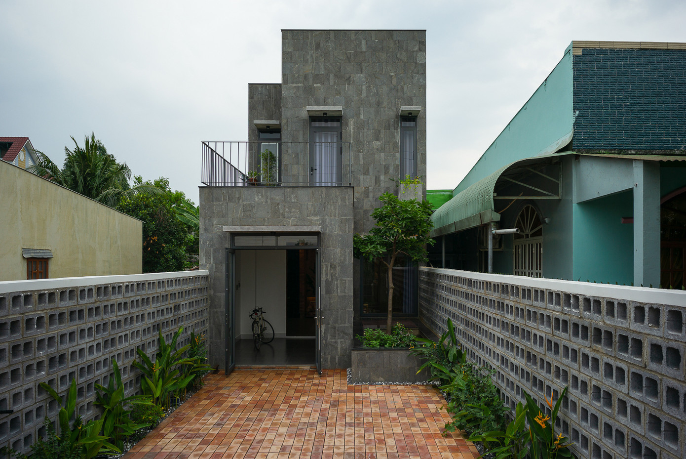 Ngôi nhà này nằm trong một phường nhỏ ở tỉnh Đồng Nai, chủ sở hữu là một kỹ sư phần mềm trẻ và anh muốn dành tặng ngôi nhà cho mẹ và em gái. Ngôi nhà này nằm trong một phường nhỏ ở tỉnh Đồng Nai, chủ sở hữu là một kỹ sư phần mềm trẻ và anh muốn dành tặng ngôi nhà cho mẹ và em gái.