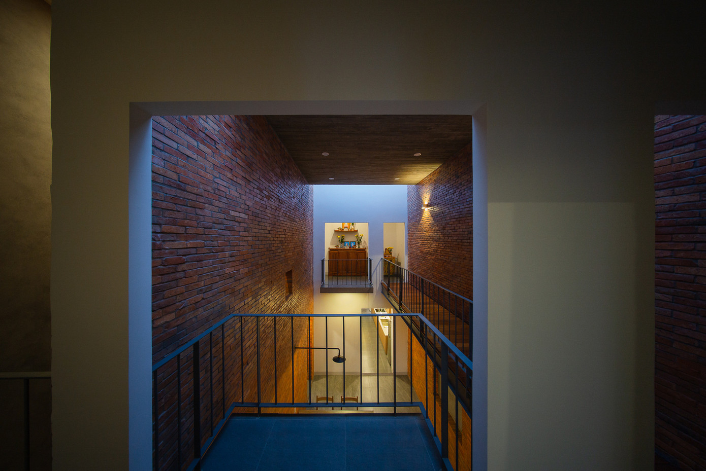 Kiến trúc sư bố trí bàn thờ ở ban công hướng ra phía trước nhà nên khi vào nhà mọi người có thể dễ dàng nhìn thấy bàn thờ trên ban công tầng 2. Kiến trúc sư bố trí bàn thờ ở ban công hướng ra phía trước nhà nên khi vào nhà mọi người có thể dễ dàng nhìn thấy bàn thờ trên ban công tầng 2.