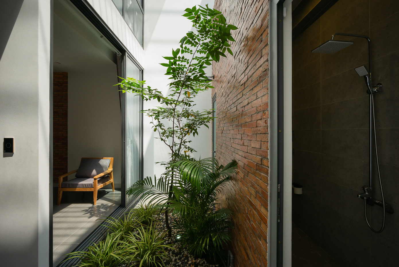 Nhờ hai giếng trời mà người sống trong nhà có thể cảm nhận được thời gian trong ngày, cảm nhận được buổi bình minh với những tia nắng sớm, buổi hoàng hôn với nắng chiều, buổi tối với trăng sao và cả những cơn mưa. Nhờ hai giếng trời mà người sống trong nhà có thể cảm nhận được thời gian trong ngày, cảm nhận được buổi bình minh với những tia nắng sớm, buổi hoàng hôn với nắng chiều, buổi tối với trăng sao và cả những cơn mưa.