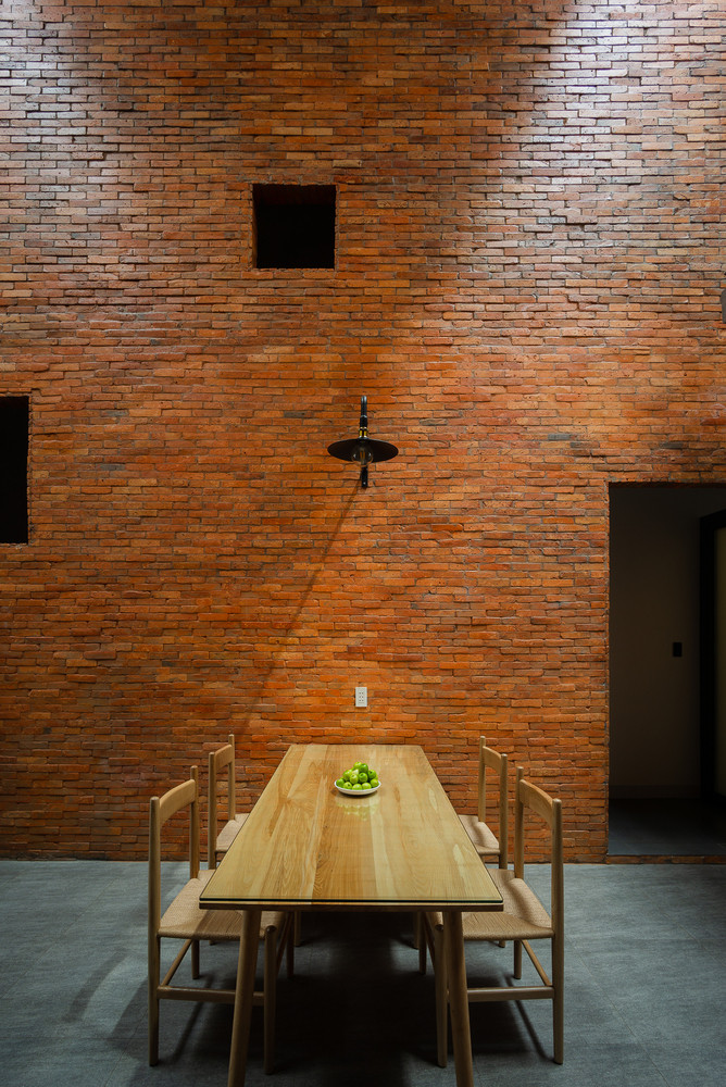 Để lấy ánh sáng tự nhiên vào nhà, kiến trúc sư cho xây dựng 2 giếng trời phía trên 2 ban công tại khoảng trống rộng của ngôi nhà và tia nắng sẽ chiếu trực tiếp vào 2 ban công này. Để lấy ánh sáng tự nhiên vào nhà, kiến trúc sư cho xây dựng 2 giếng trời phía trên 2 ban công tại khoảng trống rộng của ngôi nhà và tia nắng sẽ chiếu trực tiếp vào 2 ban công này.