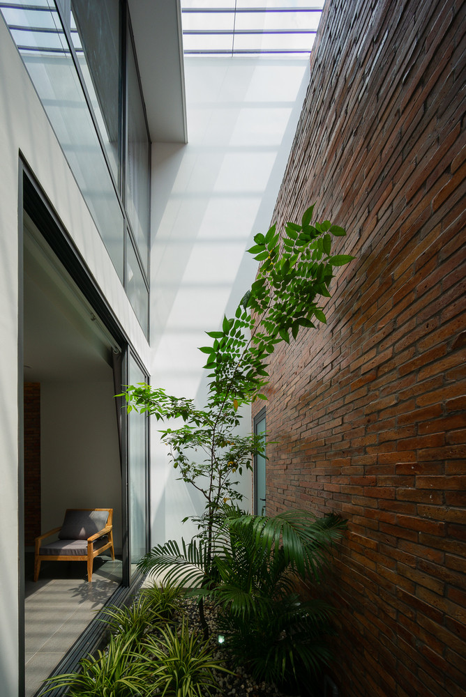 Để lấy ánh sáng tự nhiên vào nhà, kiến trúc sư cho xây dựng 2 giếng trời phía trên 2 ban công tại khoảng trống rộng của ngôi nhà và tia nắng sẽ chiếu trực tiếp vào 2 ban công này. Để lấy ánh sáng tự nhiên vào nhà, kiến trúc sư cho xây dựng 2 giếng trời phía trên 2 ban công tại khoảng trống rộng của ngôi nhà và tia nắng sẽ chiếu trực tiếp vào 2 ban công này.