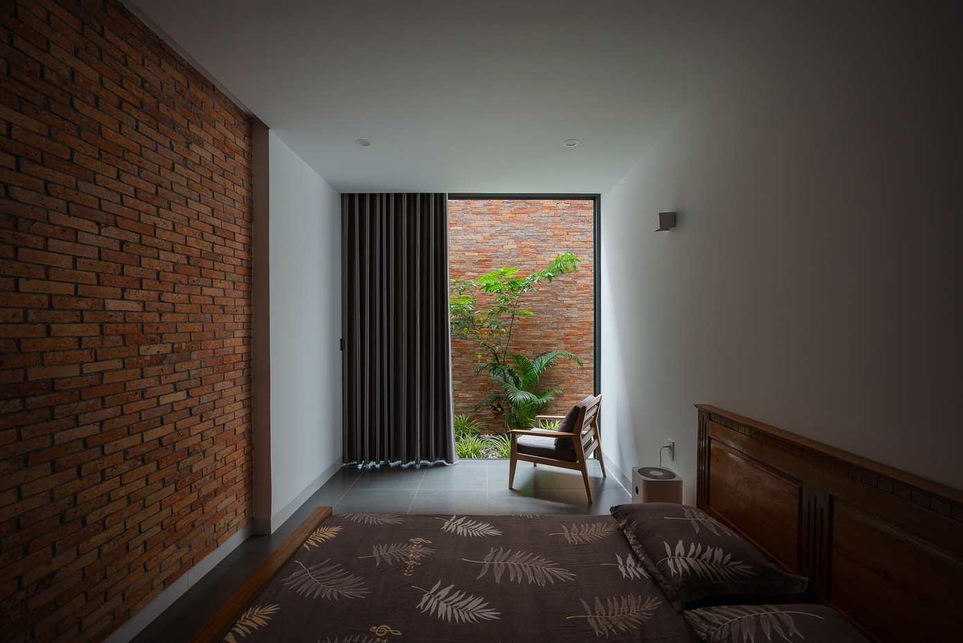 Nhờ hai giếng trời mà người sống trong nhà có thể cảm nhận được thời gian trong ngày, cảm nhận được buổi bình minh với những tia nắng sớm, buổi hoàng hôn với nắng chiều, buổi tối với trăng sao và cả những cơn mưa. Nhờ hai giếng trời mà người sống trong nhà có thể cảm nhận được thời gian trong ngày, cảm nhận được buổi bình minh với những tia nắng sớm, buổi hoàng hôn với nắng chiều, buổi tối với trăng sao và cả những cơn mưa.