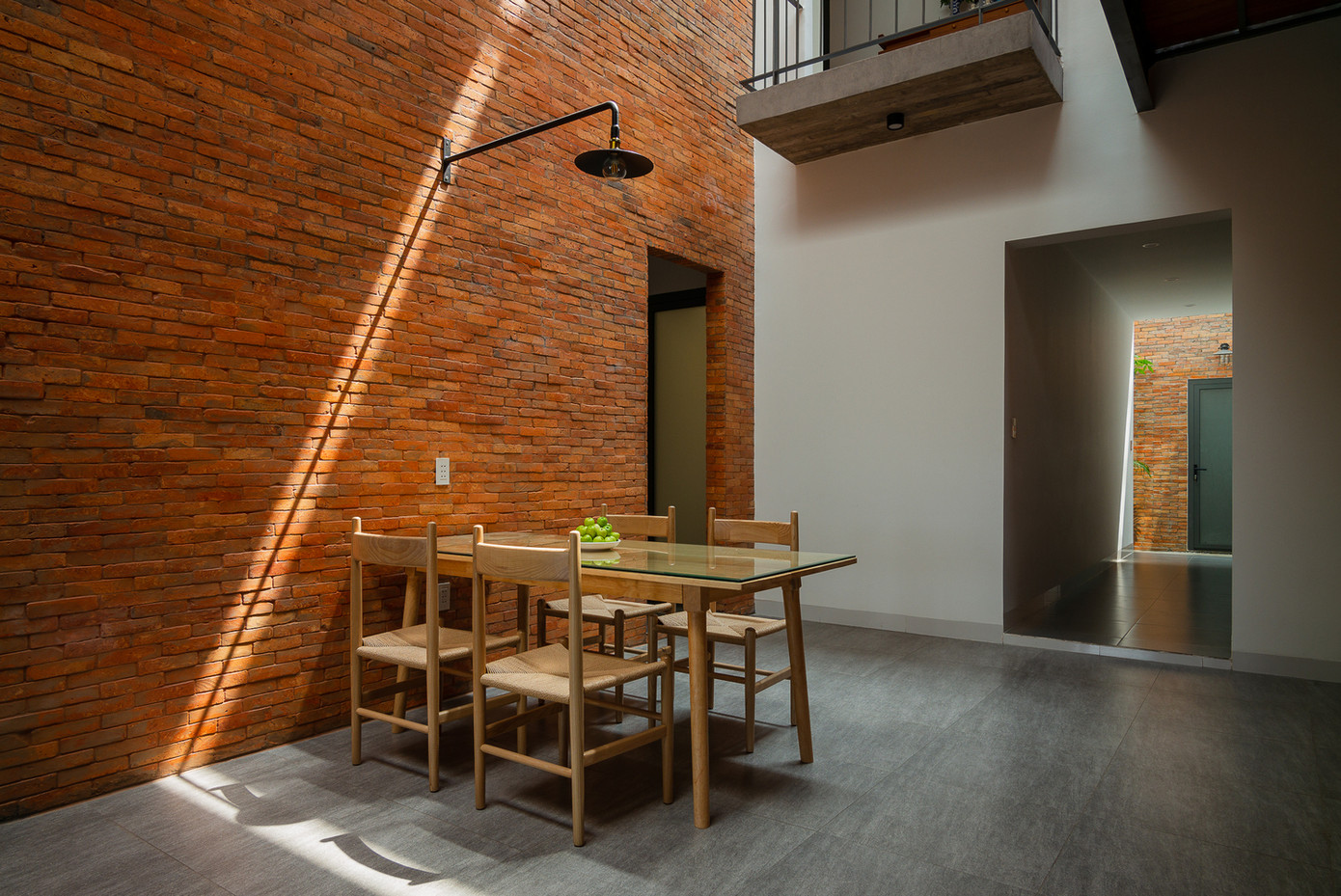 Ở giữa khu vực phòng ngủ và phòng thờ là một khoảng trống lớn với chức năng là phòng ăn. Ở giữa khu vực phòng ngủ và phòng thờ là một khoảng trống lớn với chức năng là phòng ăn.