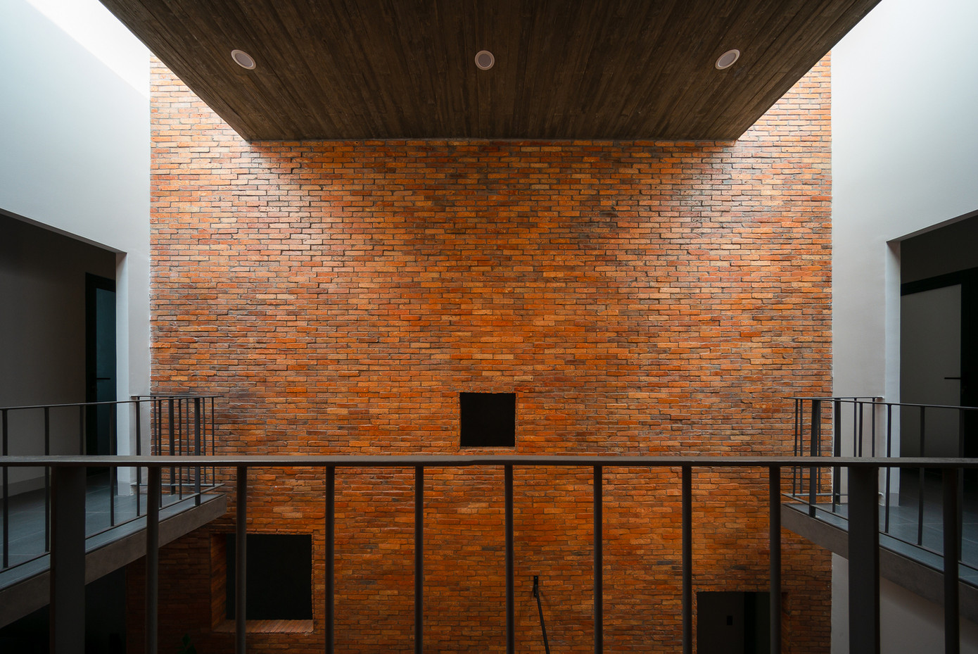 Nhờ hai giếng trời mà người sống trong nhà có thể cảm nhận được thời gian trong ngày, cảm nhận được buổi bình minh với những tia nắng sớm, buổi hoàng hôn với nắng chiều, buổi tối với trăng sao và cả những cơn mưa. Nhờ hai giếng trời mà người sống trong nhà có thể cảm nhận được thời gian trong ngày, cảm nhận được buổi bình minh với những tia nắng sớm, buổi hoàng hôn với nắng chiều, buổi tối với trăng sao và cả những cơn mưa.