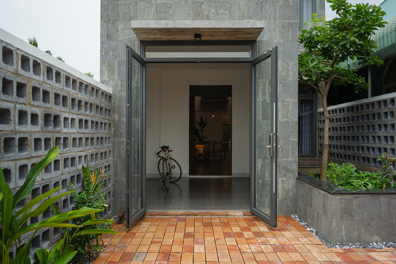 Để mang đến không gian gần gũi, các kiến trúc sư sử dụng vật liệu mang màu sắc gần gũi với thiên nhiên. Để mang đến không gian gần gũi, các kiến trúc sư sử dụng vật liệu mang màu sắc gần gũi với thiên nhiên.