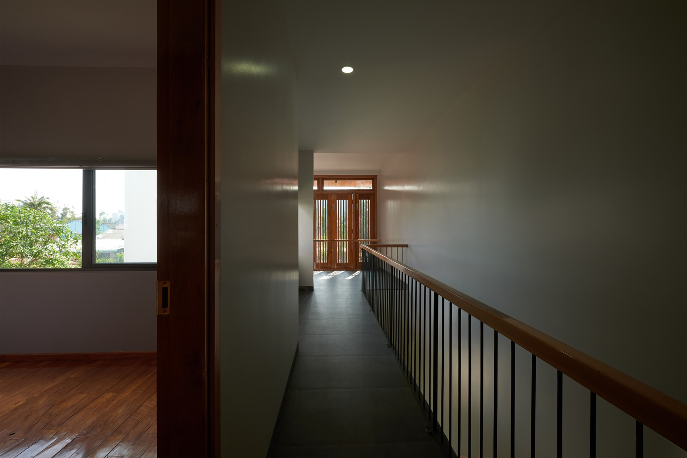 Nội thất căn nhà sử dụng những vật liệu tự nhiên thân thuộc nhằm mang đến cảm giác ấm cúng cho các không gian sinh hoạt chung. Tiết giảm trang trí để làm nổi bật lên tất cả các nét đẹp mộc mạc, tự nhiên của căn nhà. Nội thất căn nhà sử dụng những vật liệu tự nhiên thân thuộc nhằm mang đến cảm giác ấm cúng cho các không gian sinh hoạt chung. Tiết giảm trang trí để làm nổi bật lên tất cả các nét đẹp mộc mạc, tự nhiên của căn nhà.