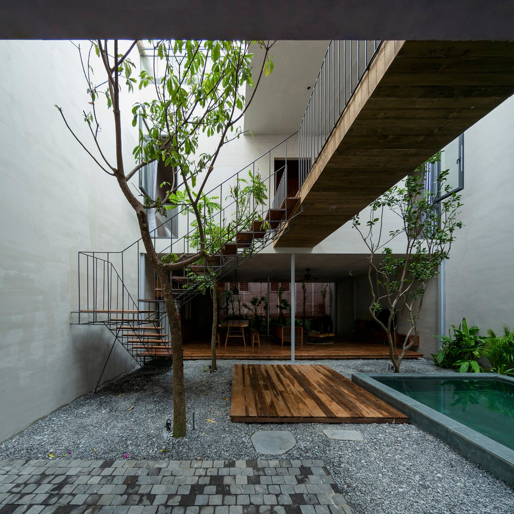 Nhờ sử dụng mái ngói, ánh sáng tự nhiên được đưa vào không gian bên trong, tạo cảm giác cởi mở và thân thiện với môi trường.