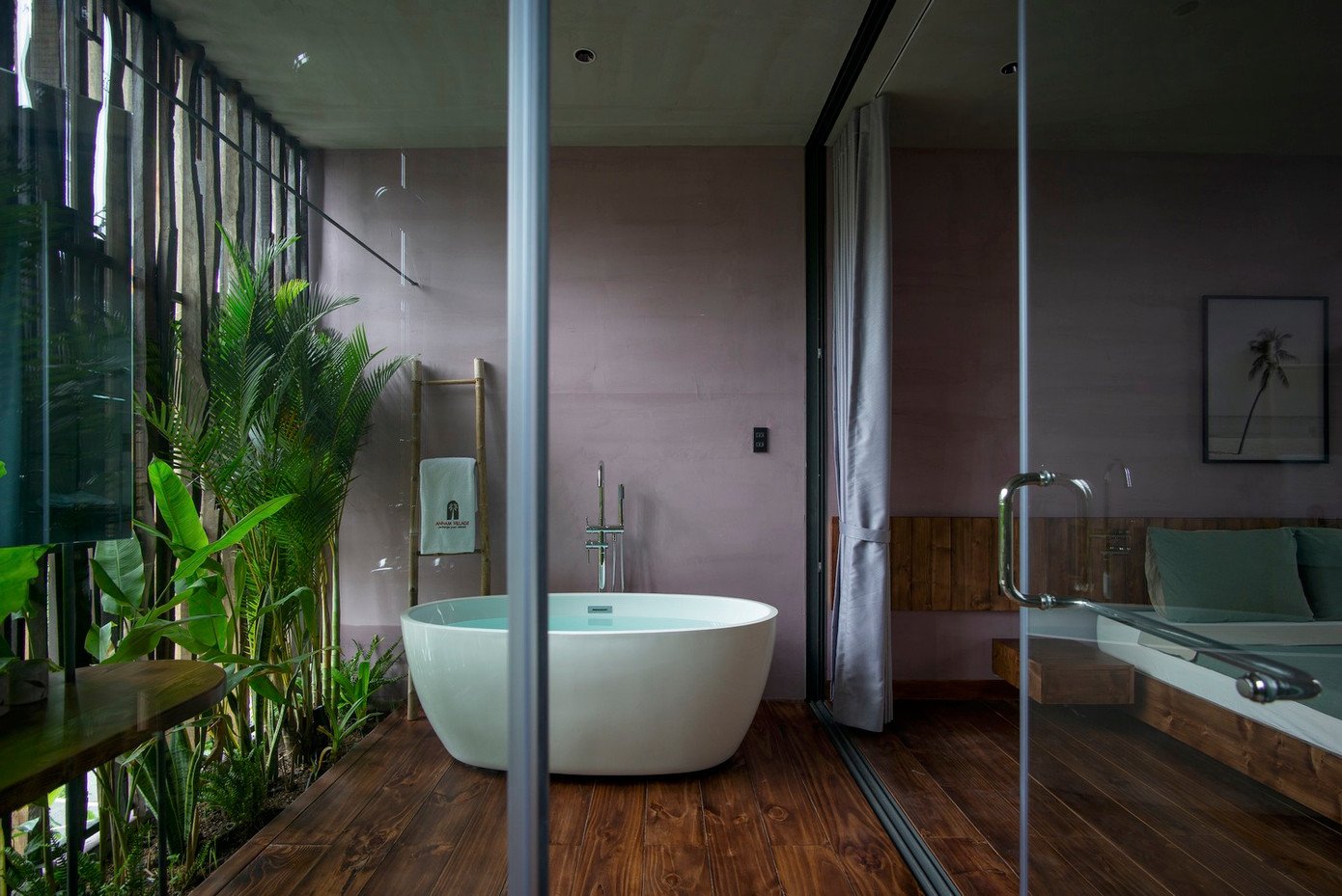 Tầng 2 gồm 4 phòng ngủ giống nhau ở 4 góc của khu đất, ở giữa là hành lang cầu và giếng trời riêng cho 4 phòng ngủ đồng thời kết nối 4 phòng ngủ với không gian công cộng bên dưới, đồng thời tạo sự đối lưu không khí cho các không gian, mỗi phòng ngủ đều có tầm nhìn với thiên nhiên giúp nạp năng lượng cho các giác quan của người sử dụng.