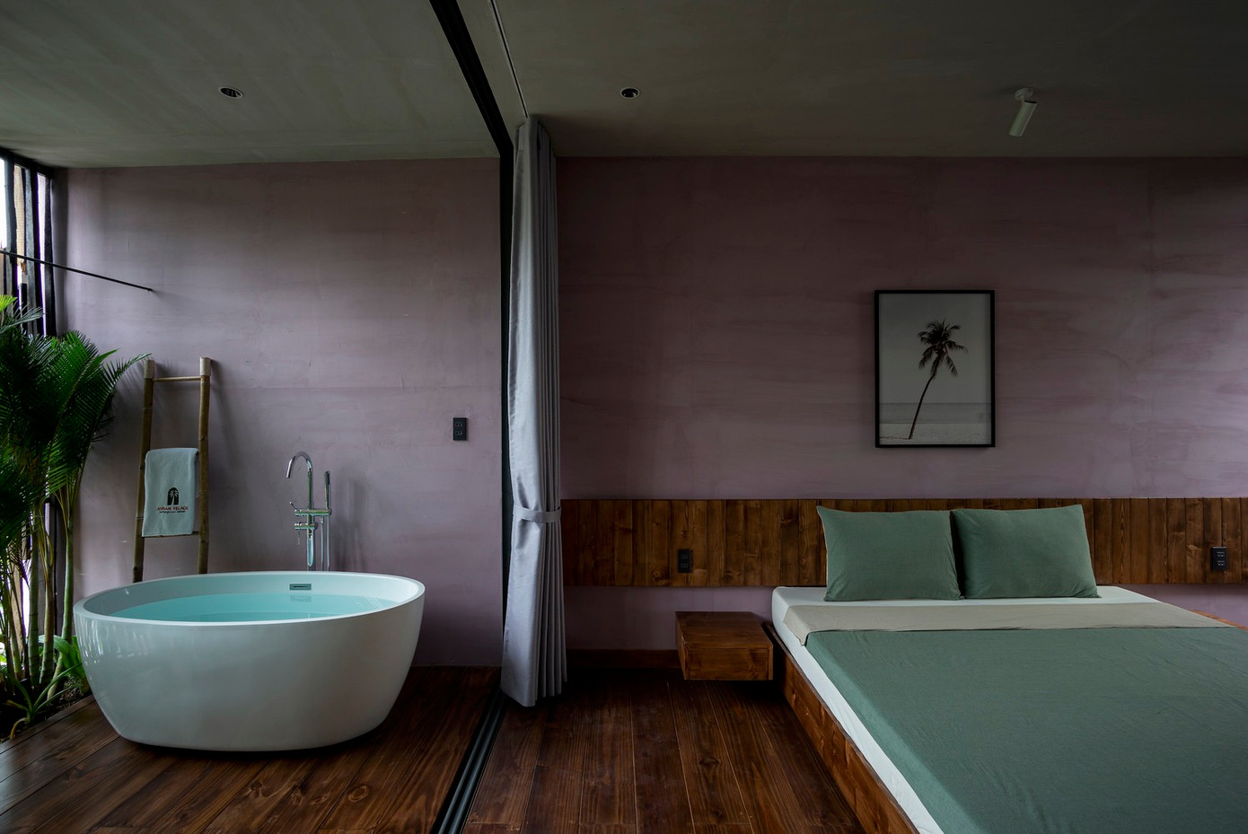 Tầng 2 gồm 4 phòng ngủ giống nhau ở 4 góc của khu đất, ở giữa là hành lang cầu và giếng trời riêng cho 4 phòng ngủ đồng thời kết nối 4 phòng ngủ với không gian công cộng bên dưới, đồng thời tạo sự đối lưu không khí cho các không gian, mỗi phòng ngủ đều có tầm nhìn với thiên nhiên giúp nạp năng lượng cho các giác quan của người sử dụng.