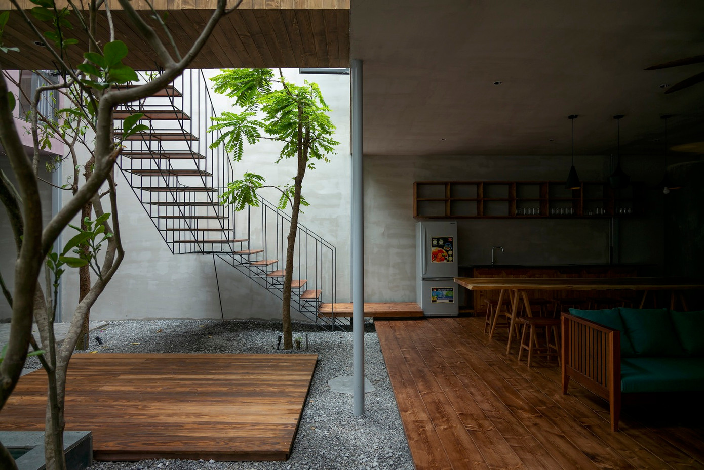 Bằng cách sử dụng các vật liệu sẵn có tại địa phương, các kiến trúc sư đã giảm được lượng chất thải xây dựng và sử dụng tài nguyên.