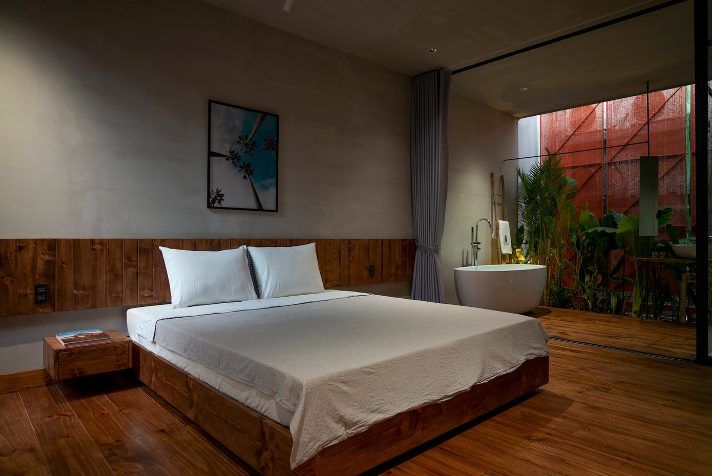 Tầng 2 gồm 4 phòng ngủ giống nhau ở 4 góc của khu đất, ở giữa là hành lang cầu và giếng trời riêng cho 4 phòng ngủ đồng thời kết nối 4 phòng ngủ với không gian công cộng bên dưới, đồng thời tạo sự đối lưu không khí cho các không gian, mỗi phòng ngủ đều có tầm nhìn với thiên nhiên giúp nạp năng lượng cho các giác quan của người sử dụng.