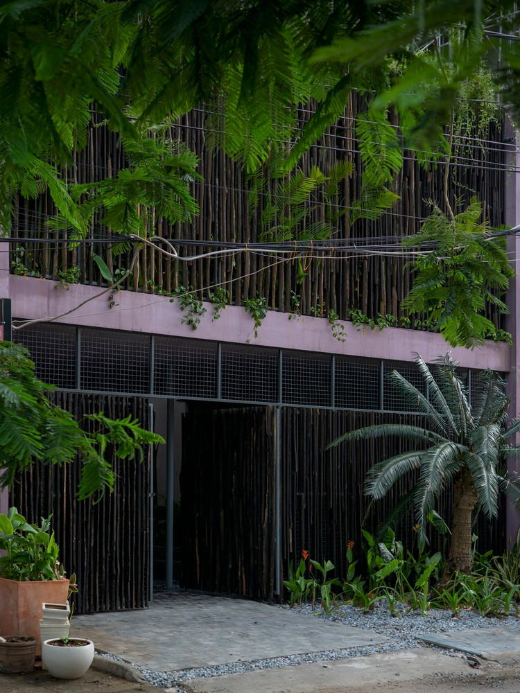 Ngôi nhà gồm 2 tầng. Trong đó tầng 1 là khu vực không gian mở với gara để xe và bể bơi phía trước, phòng khách và bếp phía sau tạo sự riêng tư tránh xa ồn ào bên ngoài.