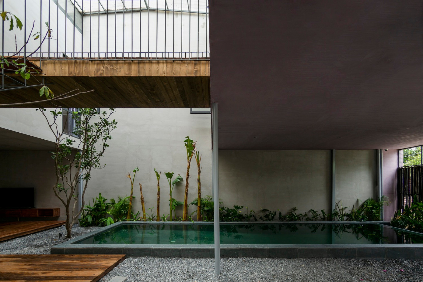 Ngôi nhà gồm 2 tầng. Trong đó tầng 1 là khu vực không gian mở với gara để xe và bể bơi phía trước, phòng khách và bếp phía sau tạo sự riêng tư tránh xa ồn ào bên ngoài.