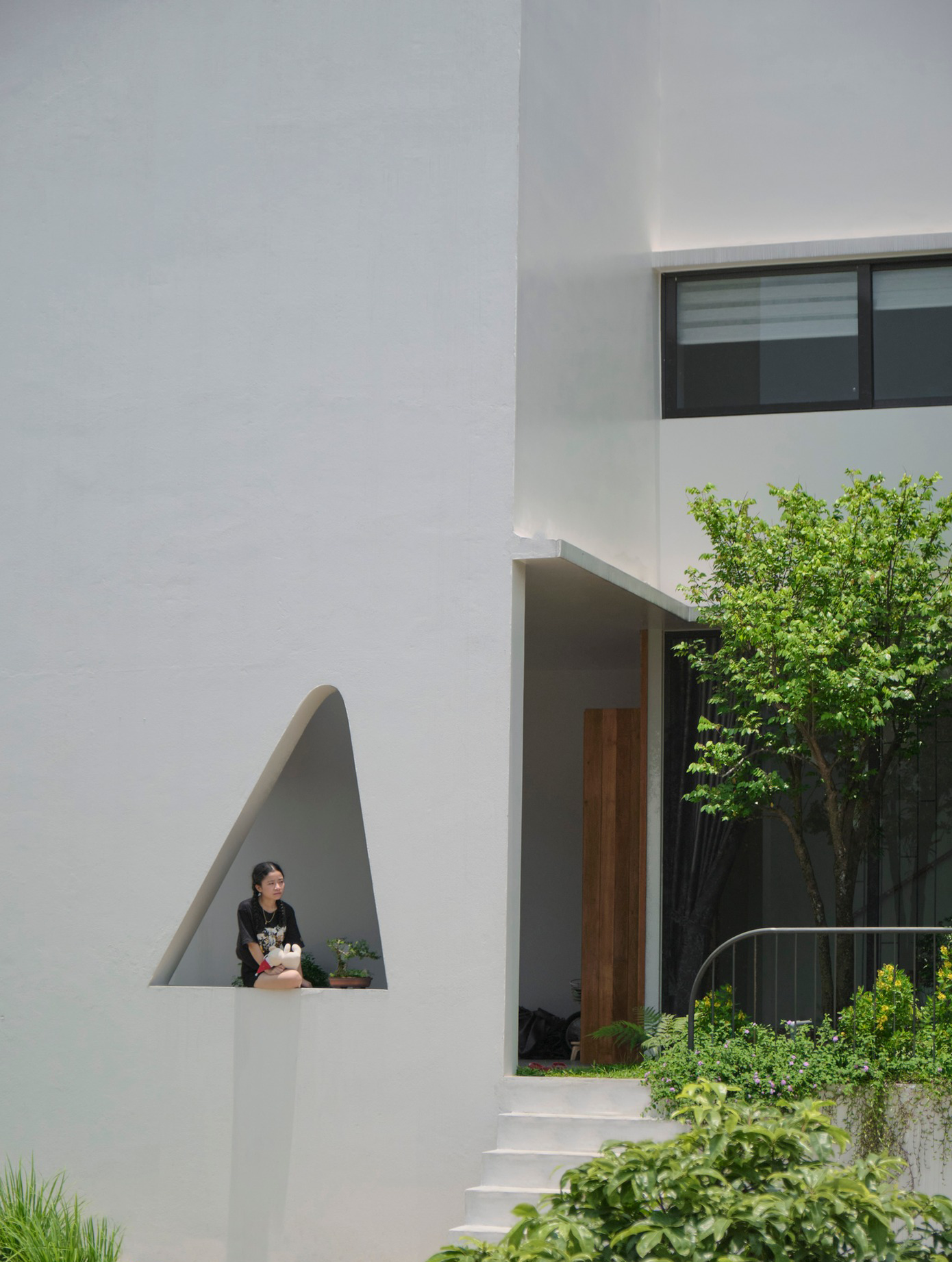 Từng mảng cây xanh cũng được đưa vào một cách tinh tế càng làm tô điểm thêm vẻ đẹp tổng thể của ngôi nhà. Từng mảng cây xanh cũng được đưa vào một cách tinh tế càng làm tô điểm thêm vẻ đẹp tổng thể của ngôi nhà.