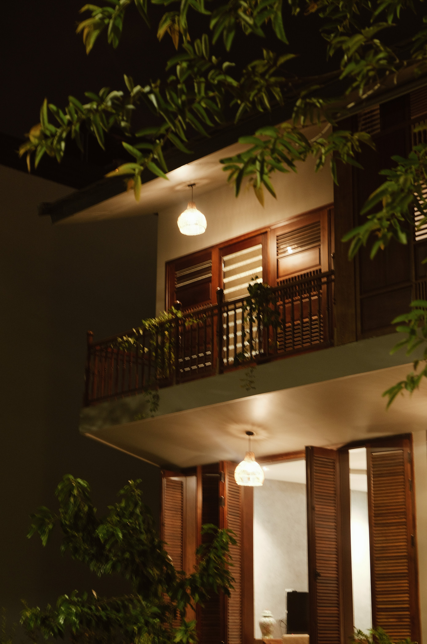 Phần mái được lấy ý tưởng từ các nếp mái truyền thống, việc bố trí mái ngoài tác dụng che nắng từ hướng Tây còn tô điểm thêm cho nét hoài cổ của ngôi nhà. Phần mái được lấy ý tưởng từ các nếp mái truyền thống, việc bố trí mái ngoài tác dụng che nắng từ hướng Tây còn tô điểm thêm cho nét hoài cổ của ngôi nhà.