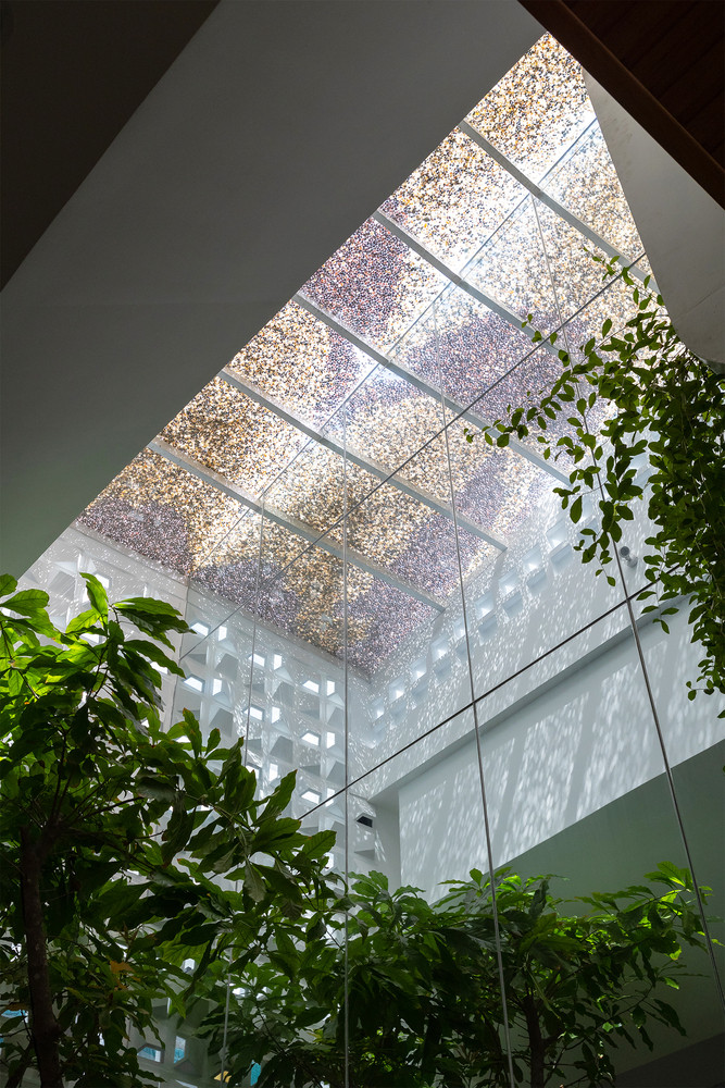 Ngôi nhà có 5 khu vườn với kích thước khác nhau không chỉ phù hợp với sở thích trồng cây của gia chủ mà còn có tác dụng giảm tiếng ồn và ngăn bụi. Ngôi nhà có 5 khu vườn với kích thước khác nhau không chỉ phù hợp với sở thích trồng cây của gia chủ mà còn có tác dụng giảm tiếng ồn và ngăn bụi.