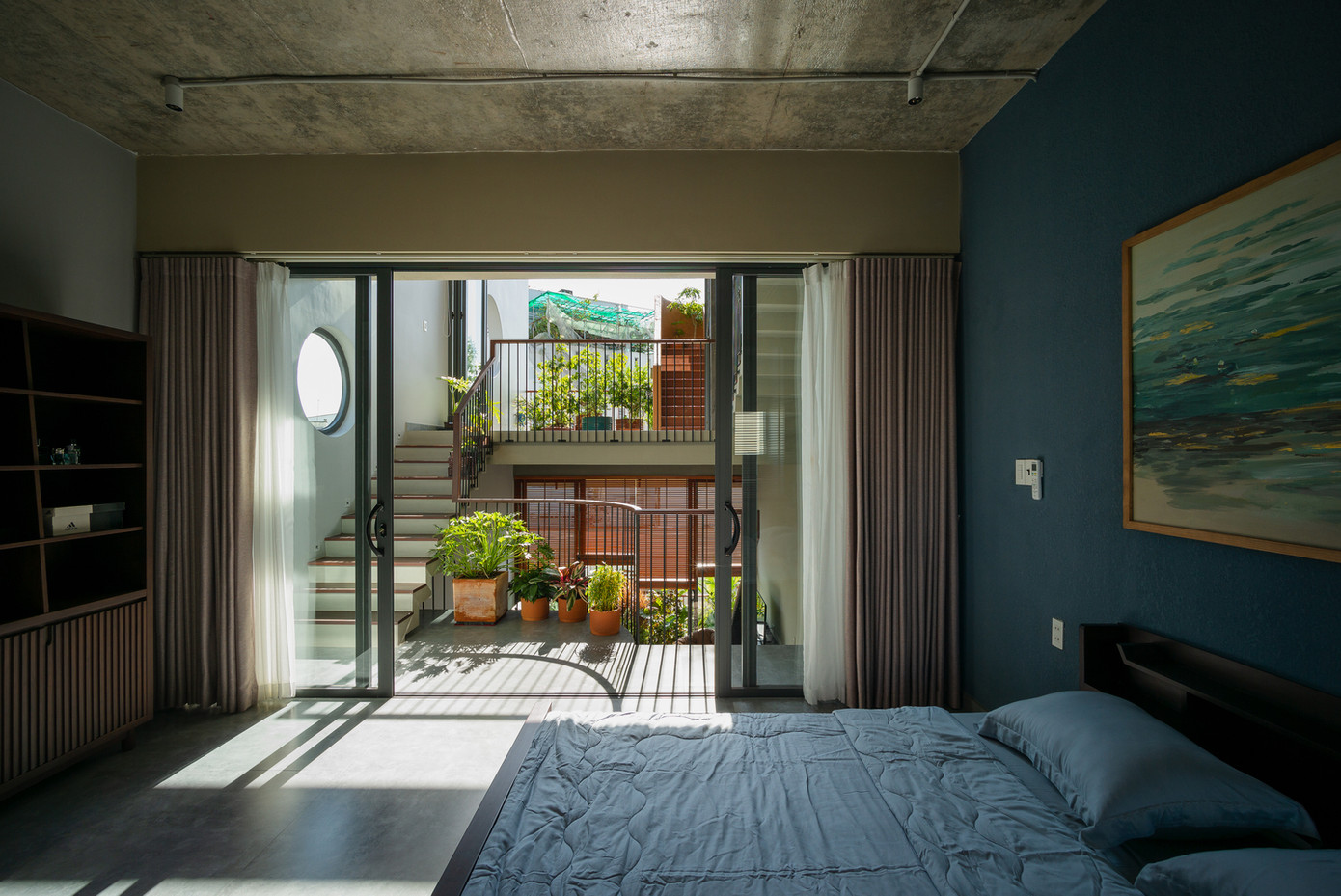 Thay vì sử dụng tường để phân chia không gian, nhóm thiết kế sử dụng các ô cửa lớn, giếng trời ở giữa và cuối nhà để ánh sáng xuyên vào nhà theo sự thay đổi thời gian trong ngày.