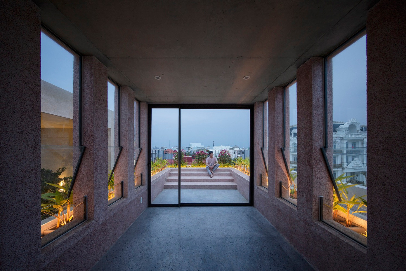 Các vật liệu truyền thống như đá tự nhiên, gỗ, đá terrazzo, gạch xi măng, gạch gốm thủ công được chọn lọc từ các nguồn địa phương và sử dụng theo một phương thức mới, sắp xếp hợp lý và tối giản. Các vật liệu truyền thống như đá tự nhiên, gỗ, đá terrazzo, gạch xi măng, gạch gốm thủ công được chọn lọc từ các nguồn địa phương và sử dụng theo một phương thức mới, sắp xếp hợp lý và tối giản.