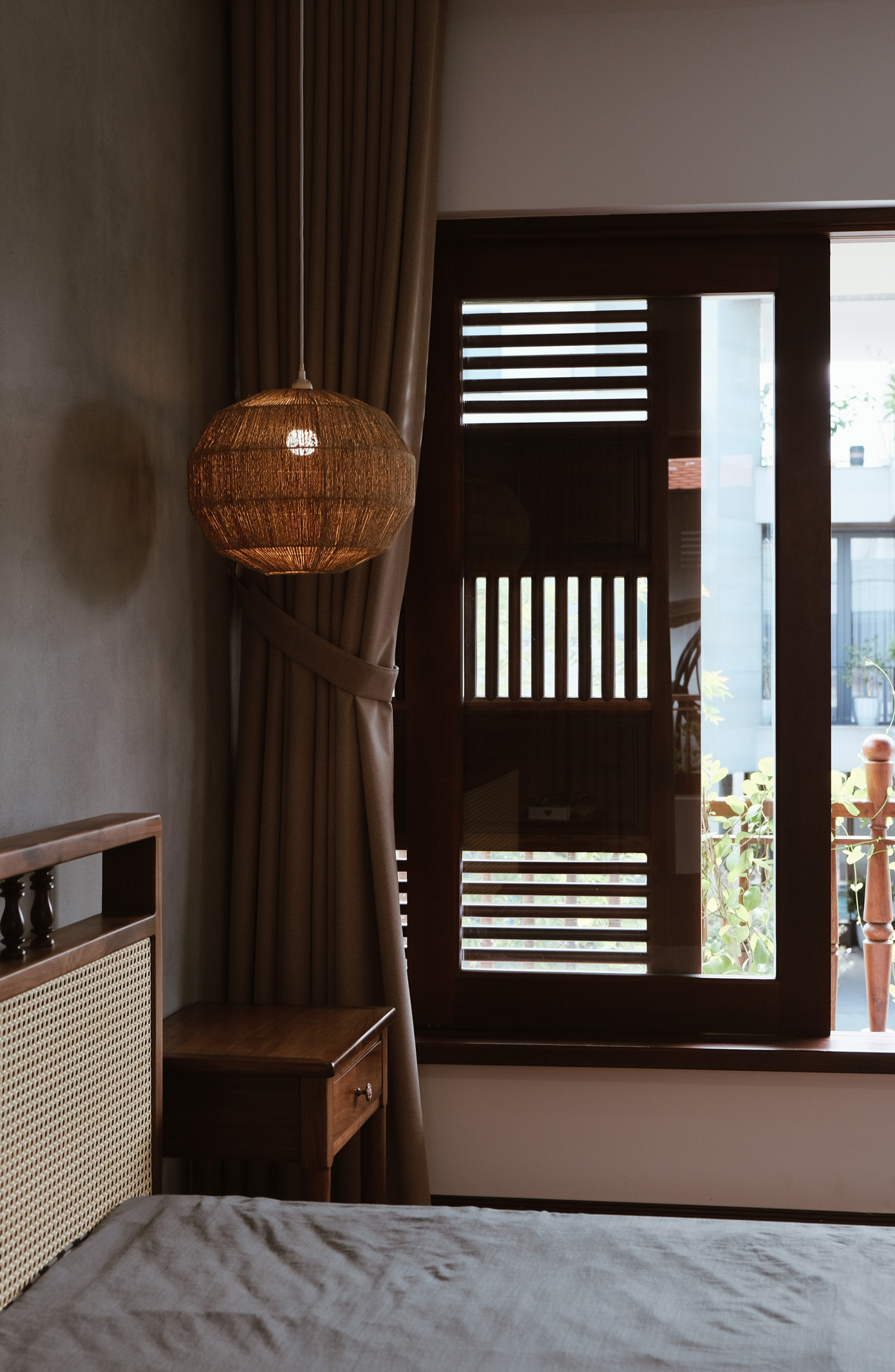 Hệ cửa gỗ lá sách.không chỉ có tác dụng phân chia riêng tư cho từng khu vực mà còn có tác dụng đối lưu không khí, không để cho không khí ở trạng thái tĩnh. Hệ cửa gỗ lá sách.không chỉ có tác dụng phân chia riêng tư cho từng khu vực mà còn có tác dụng đối lưu không khí, không để cho không khí ở trạng thái tĩnh.