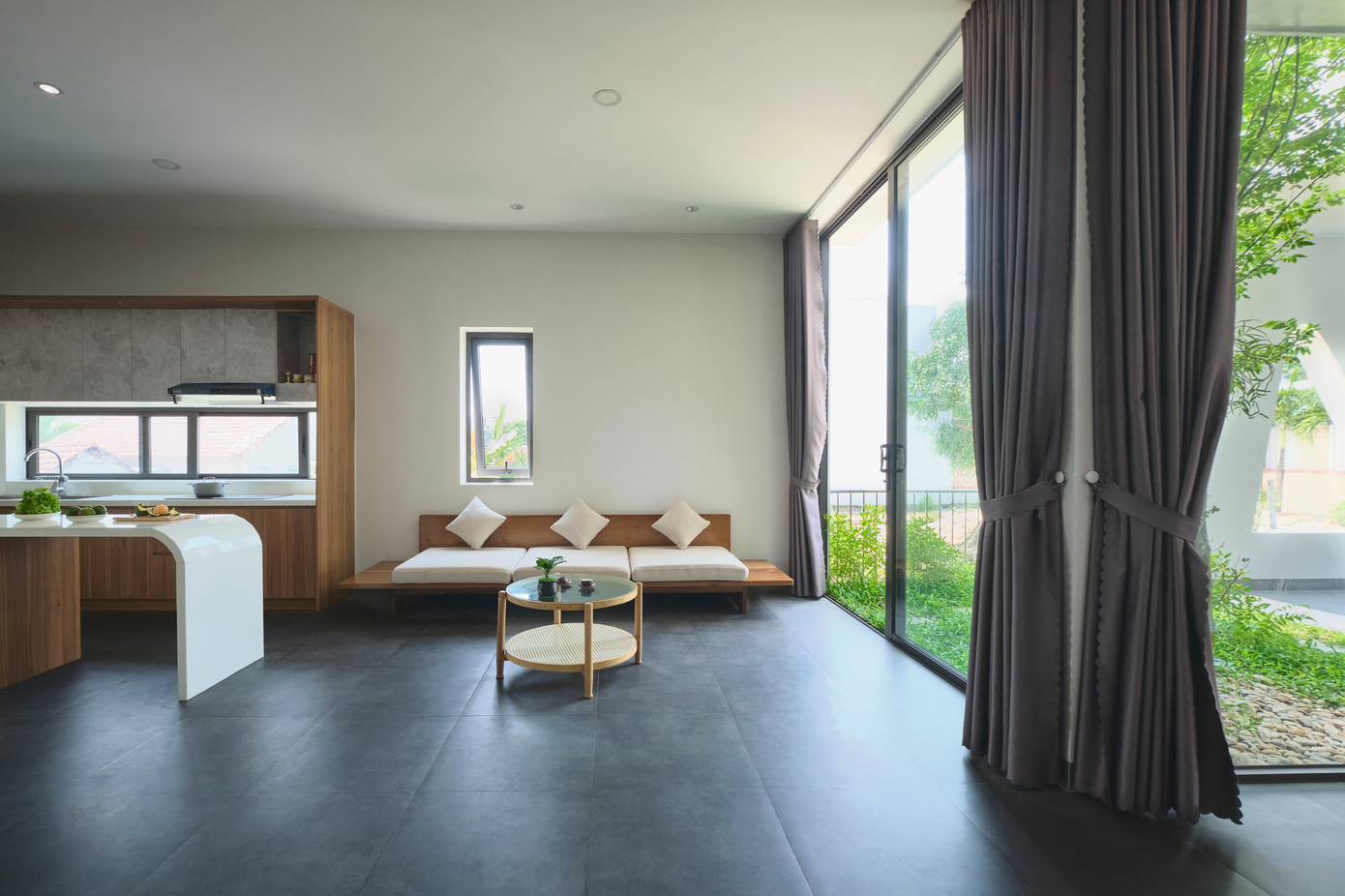 Nội thất căn nhà sử dụng những vật liệu tự nhiên thân thuộc nhằm mang đến cảm giác ấm cúng cho các không gian sinh hoạt chung. Tiết giảm trang trí để làm nổi bật lên tất cả các nét đẹp mộc mạc, tự nhiên của căn nhà. Nội thất căn nhà sử dụng những vật liệu tự nhiên thân thuộc nhằm mang đến cảm giác ấm cúng cho các không gian sinh hoạt chung. Tiết giảm trang trí để làm nổi bật lên tất cả các nét đẹp mộc mạc, tự nhiên của căn nhà.