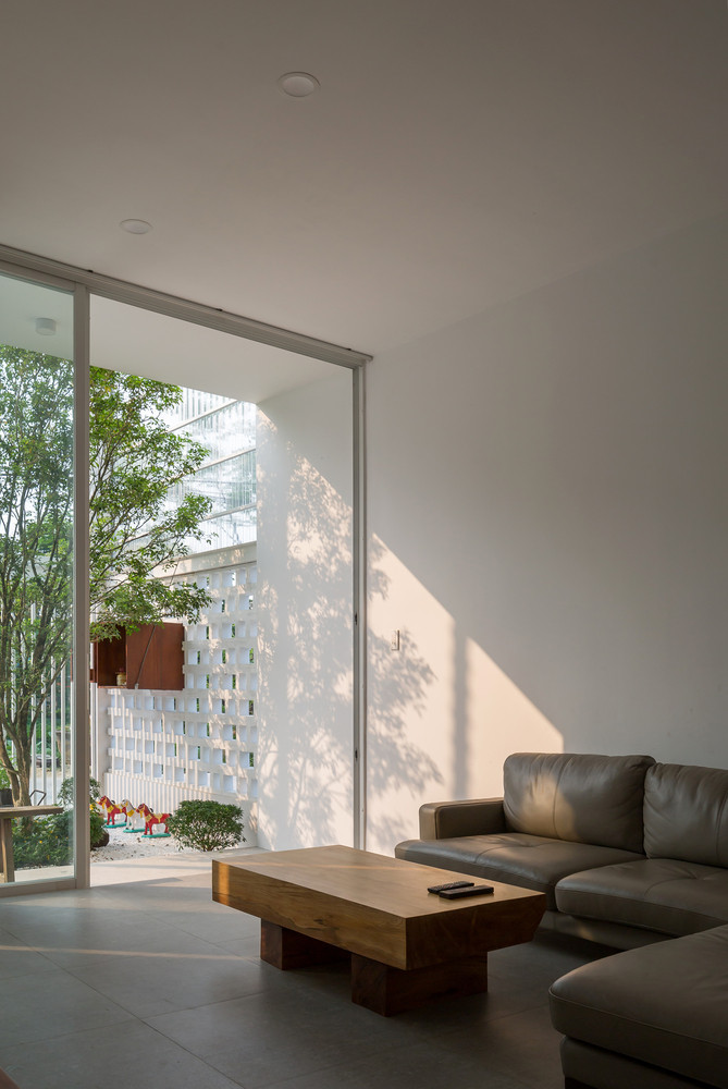 Không gian chung phòng khách và các phòng ngủ ở tầng 1 và tầng 2 đều được bao quanh bởi cây xanh.