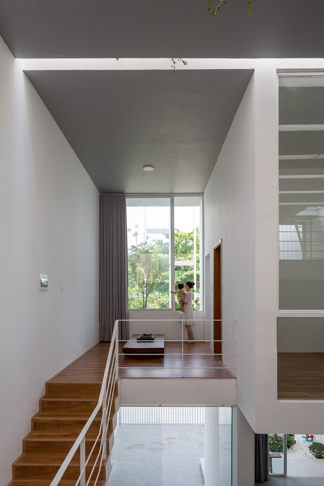 Không gian chung phòng khách và các phòng ngủ ở tầng 1 và tầng 2 đều được bao quanh bởi cây xanh.