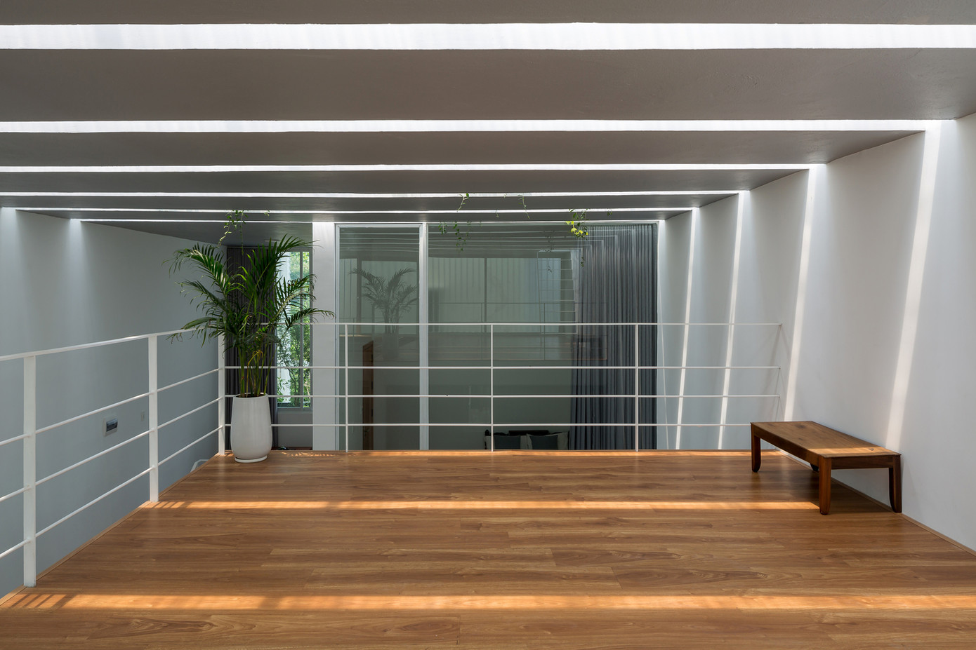 Tầng lửng, có cầu thang lên gác xép là nơi vui chơi cho trẻ nhỏ và các thành viên trong gia đình.