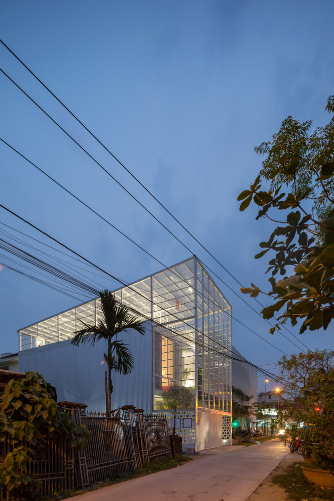 Mặt tiền của ngôi nhà 7x17 là rèm che bằng lá polycarbonate có tác dụng che mưa, cản nắng hướng Tây Bắc. Đêm xuống, ngôi nhà như chiếc đèn lồng ở ngã ba phố thị là hình mẫu sống đặc trưng của nông thôn trong bối cảnh những nơi chịu tác động của đô thị hóa, thu hẹp diện tích đất trồng trọt.