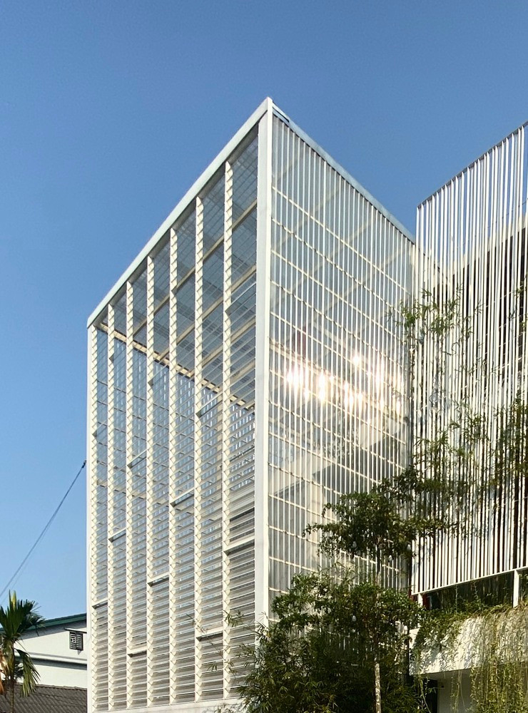 Không gian bao bọc tạo ra một lớp rỗng cho khu vườn treo với những chậu cây trên mái nhà. Những chậu cây được phủ màu xanh bởi nguồn rau sạch do các thành viên trong gia đình tự tay vun trồng.