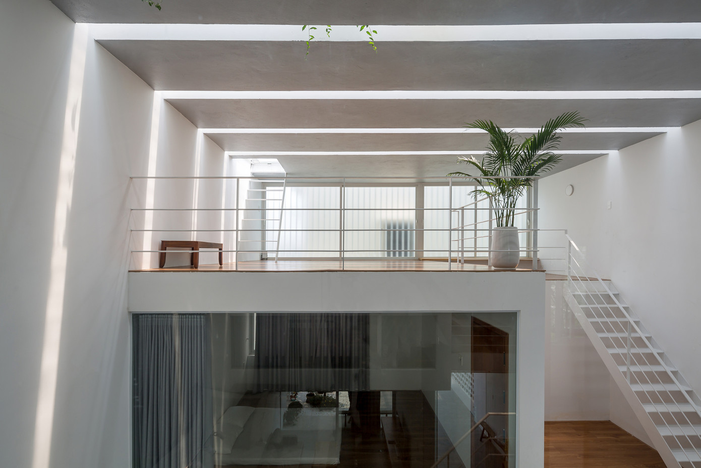 Tầng lửng, có cầu thang lên gác xép là nơi vui chơi cho trẻ nhỏ và các thành viên trong gia đình.