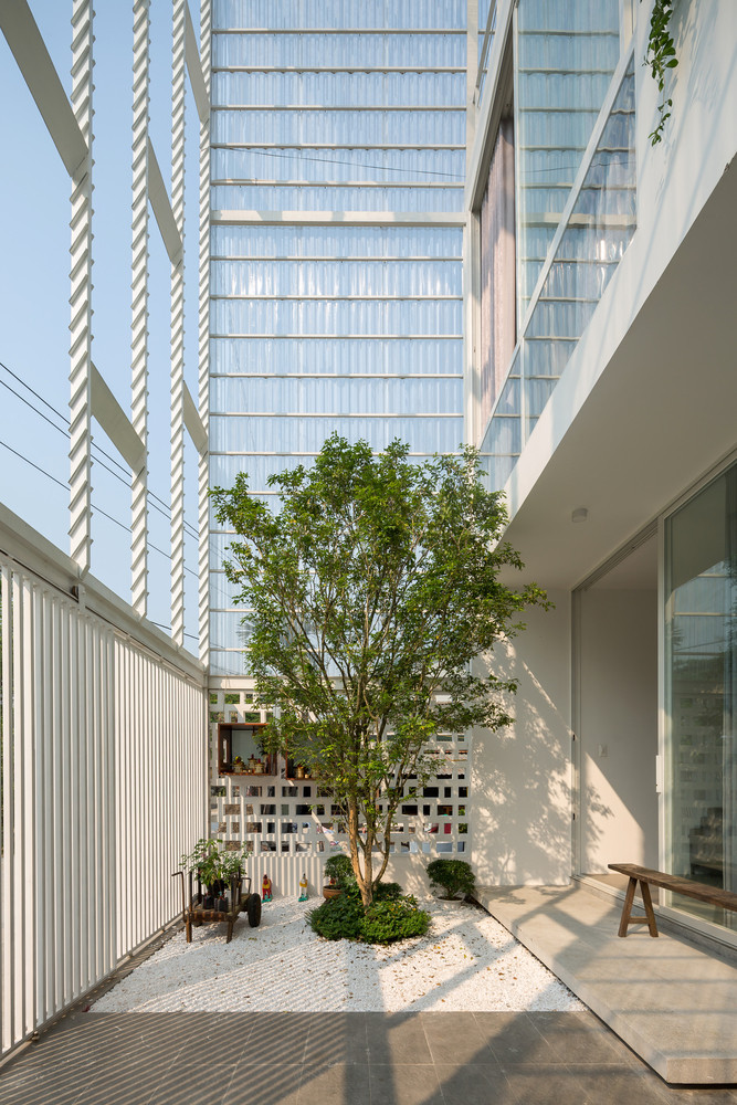 Không gian bao bọc tạo ra một lớp rỗng cho khu vườn treo với những chậu cây trên mái nhà. Những chậu cây được phủ màu xanh bởi nguồn rau sạch do các thành viên trong gia đình tự tay vun trồng.