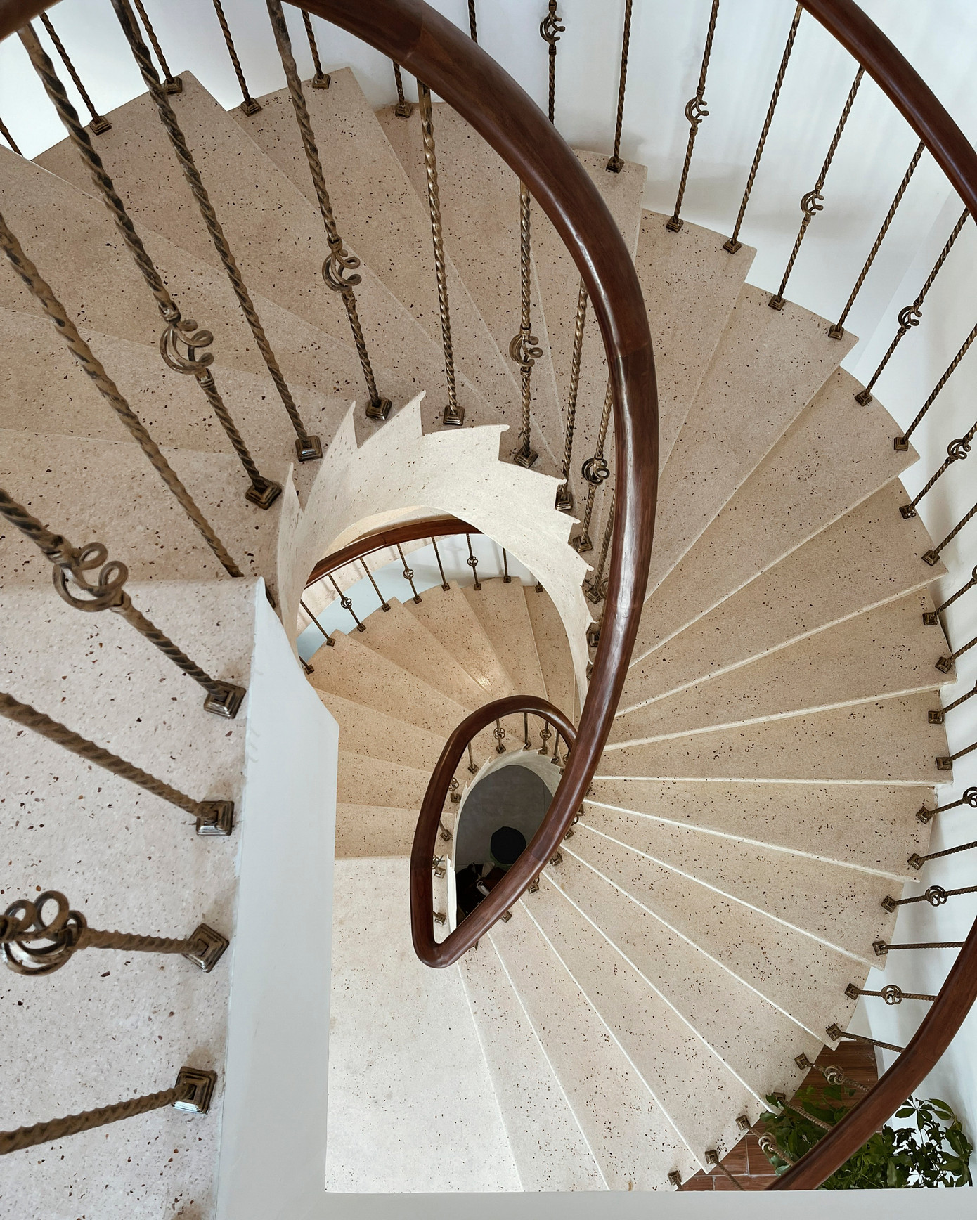 Giải pháp thông tầng được sử dụng linh hoạt thông minh để khai thác ánh sáng đến từng không gian sử dụng, đồng thời tăng cường việc đối lưu gió theo trục đứng từ tầng 1 lên tầng 2 và tầng 3. Giải pháp thông tầng được sử dụng linh hoạt thông minh để khai thác ánh sáng đến từng không gian sử dụng, đồng thời tăng cường việc đối lưu gió theo trục đứng từ tầng 1 lên tầng 2 và tầng 3.