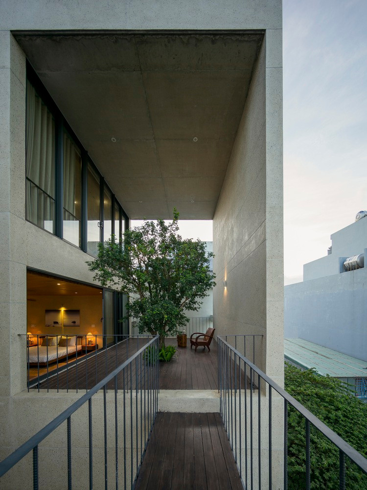 Công trình có mặt đứng hướng Tây và nhờ có khoảng lùi nên có 4 mặt thoáng, đây vừa là lợi thế để giải quyết vấn đề thông thoáng, vừa là thách thức trong việc bố trí mặt thoáng cho các không gian sống bên trong. Công trình có mặt đứng hướng Tây và nhờ có khoảng lùi nên có 4 mặt thoáng, đây vừa là lợi thế để giải quyết vấn đề thông thoáng, vừa là thách thức trong việc bố trí mặt thoáng cho các không gian sống bên trong.