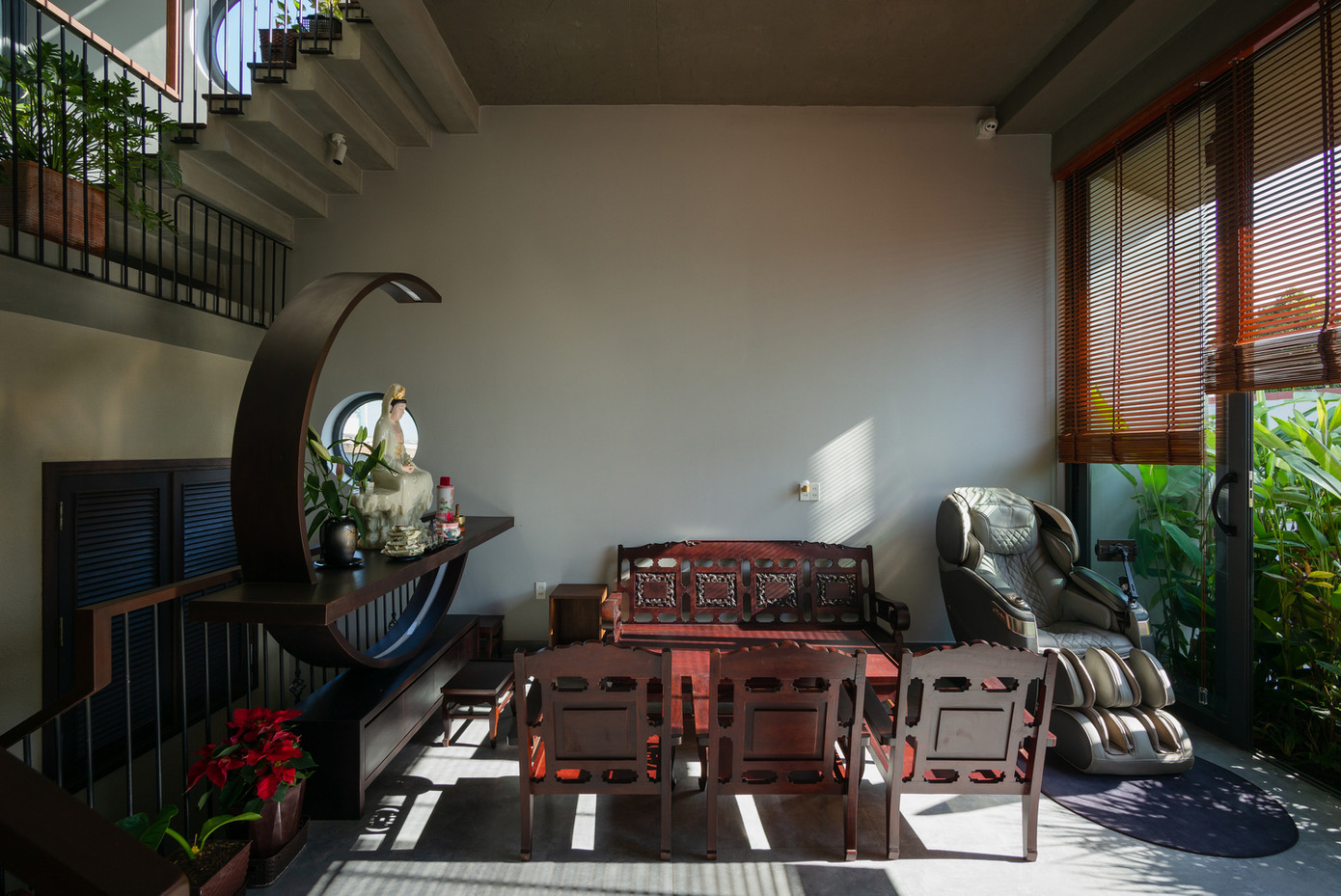 Nhờ cách bố trí hợp lý mà nhà gần như không cần sử dụng thiết bị khi trời nóng, vì gió đối lưu trong không khí và gió chạy khắp phòng ở các trục giếng trời.