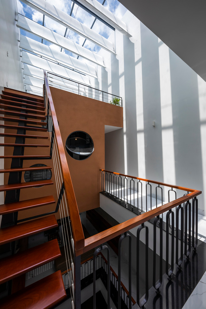 Ngôi nhà có 2 khoảng thông tầng lớn, giúp ánh sáng tự nhiên xuyên suốt từ mái nhà xuống tầng trệt, đảm bảo ngôi nhà luôn tràn ngập ánh sáng.