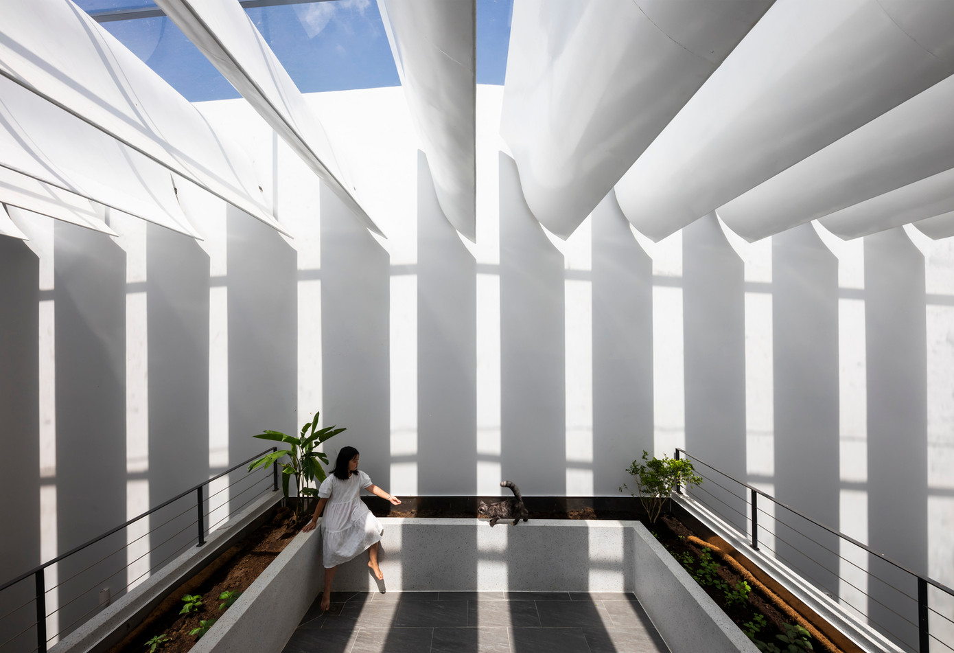 Điểm nhấn chính của công trình chính là hệ thống lam thép trải khắp mái nhà. Với đặc tính cơ học của hệ lam, người sử dụng có thể điều chỉnh lượng ánh sáng vào nhà.