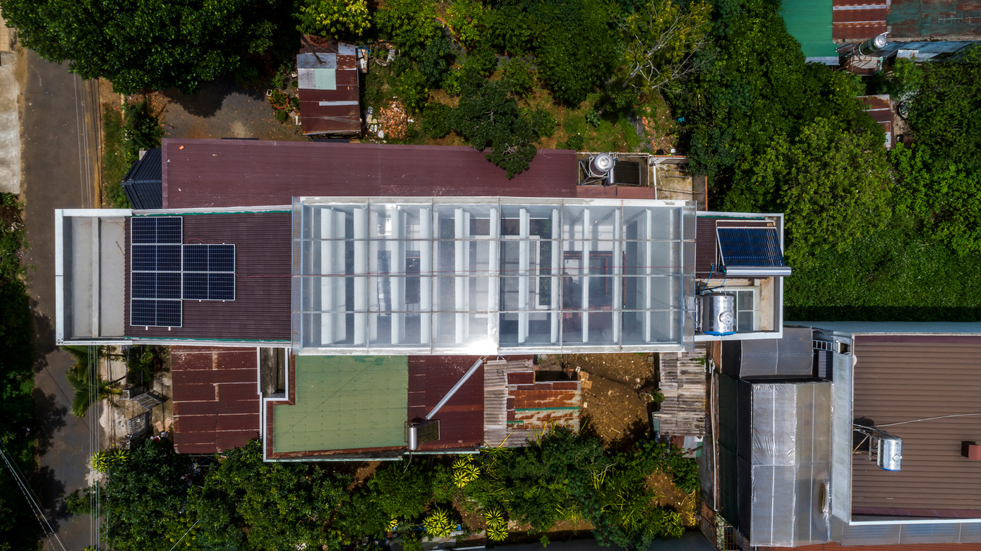 Điểm nhấn chính của công trình chính là hệ thống lam thép trải khắp mái nhà. Với đặc tính cơ học của hệ lam, người sử dụng có thể điều chỉnh lượng ánh sáng vào nhà.