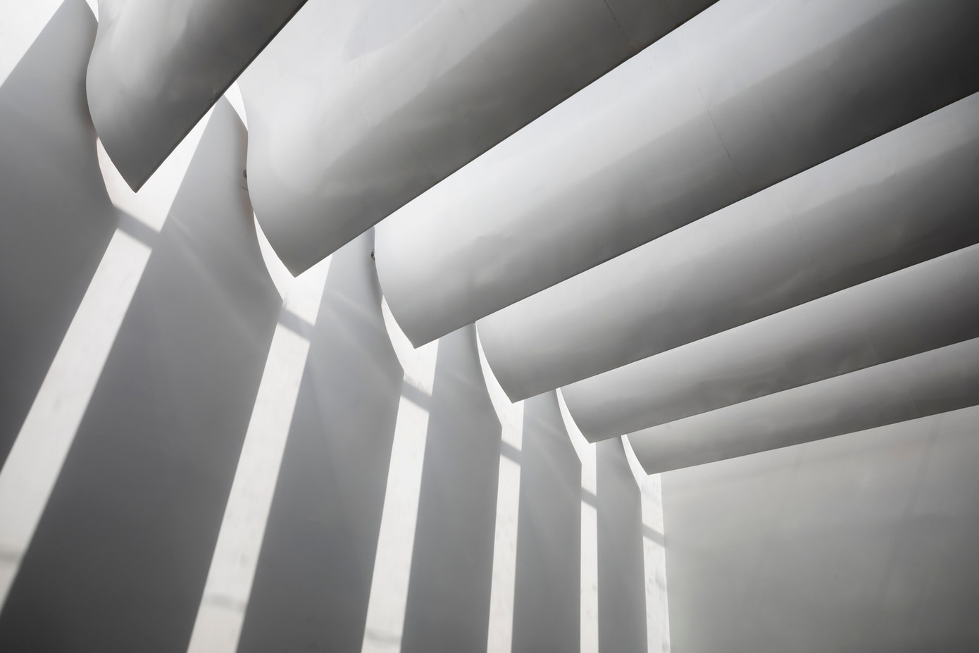 Khi mặt trời đi ngang qua, ánh sáng chiếu xuống tạo nên nhịp điệu sáng tối bên trong ngôi nhà.