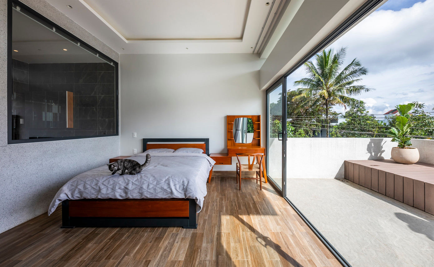 Do lô đất có kích thước 5x30m, là một mặt bằng rất điển hình cho một ngôi nhà ống đô thị Việt Nam nên kiến trúc sư muốn mang đến những không gian sinh động và kết nối các thành viên trong gia đình với nhau.