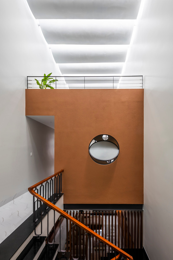 Ngôi nhà có 2 khoảng thông tầng lớn, giúp ánh sáng tự nhiên xuyên suốt từ mái nhà xuống tầng trệt, đảm bảo ngôi nhà luôn tràn ngập ánh sáng.