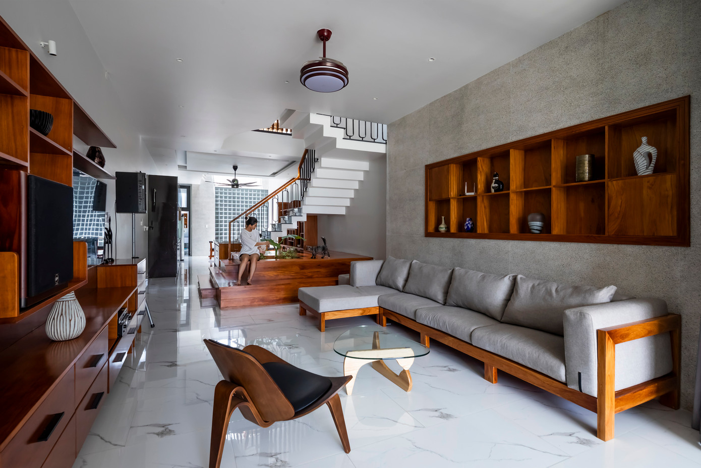 Do lô đất có kích thước 5x30m, là một mặt bằng rất điển hình cho một ngôi nhà ống đô thị Việt Nam nên kiến trúc sư muốn mang đến những không gian sinh động và kết nối các thành viên trong gia đình với nhau.