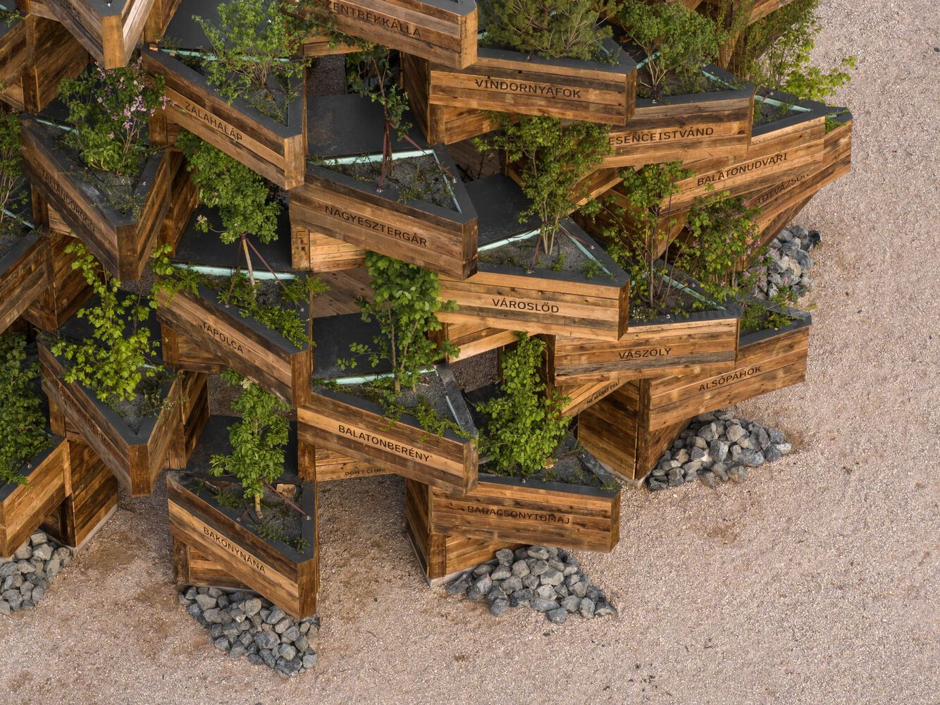 Không ít du khách ví công trình này như một khu vườn trên mây với thiết kế độc đáo nhất thế giới.