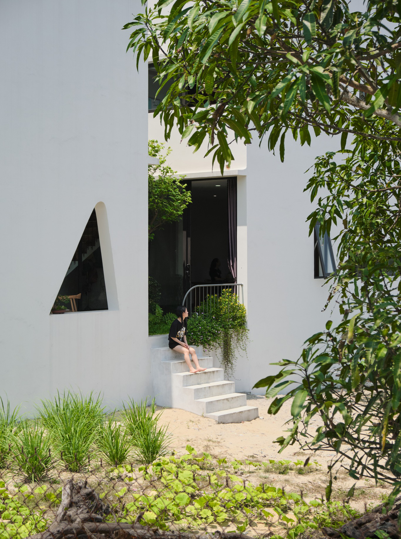 Sở hữu diện tích xây dựng không quá lớn nhưng nhờ cách bố trí và xử lý không gian khéo léo mà căn nhà luôn mang đến cho ta cảm giác thoải mái và thư thái mỗi khi bước vào. Sở hữu diện tích xây dựng không quá lớn nhưng nhờ cách bố trí và xử lý không gian khéo léo mà căn nhà luôn mang đến cho ta cảm giác thoải mái và thư thái mỗi khi bước vào.